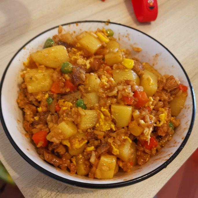 土豆的万能吃法😋土豆午餐肉炒饭～～