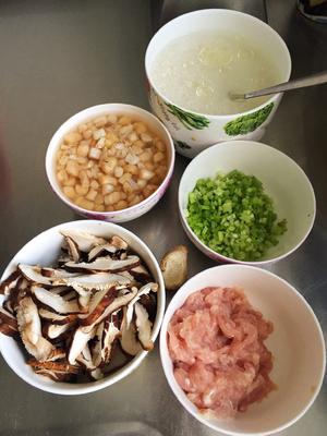 干贝香菇瘦肉粥的做法 步骤1