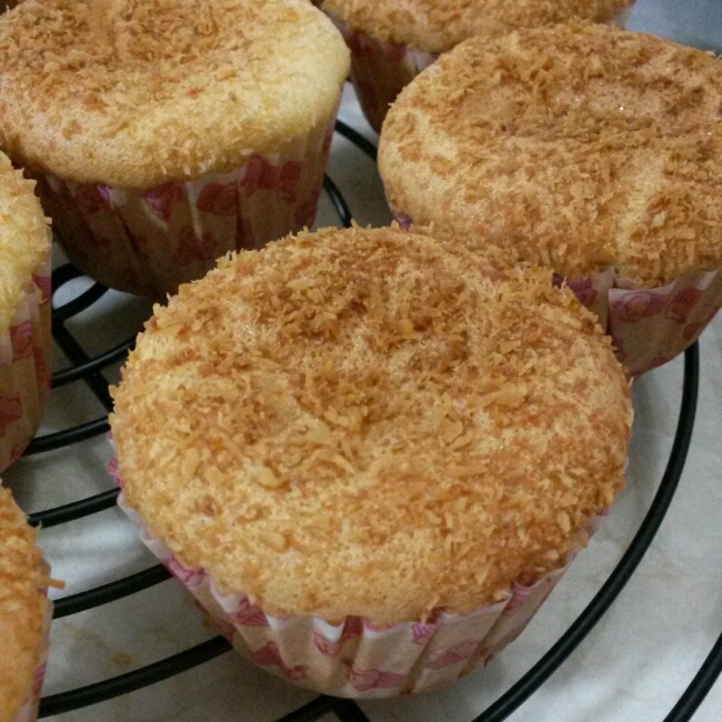 金灿灿的戚风纸杯蛋糕