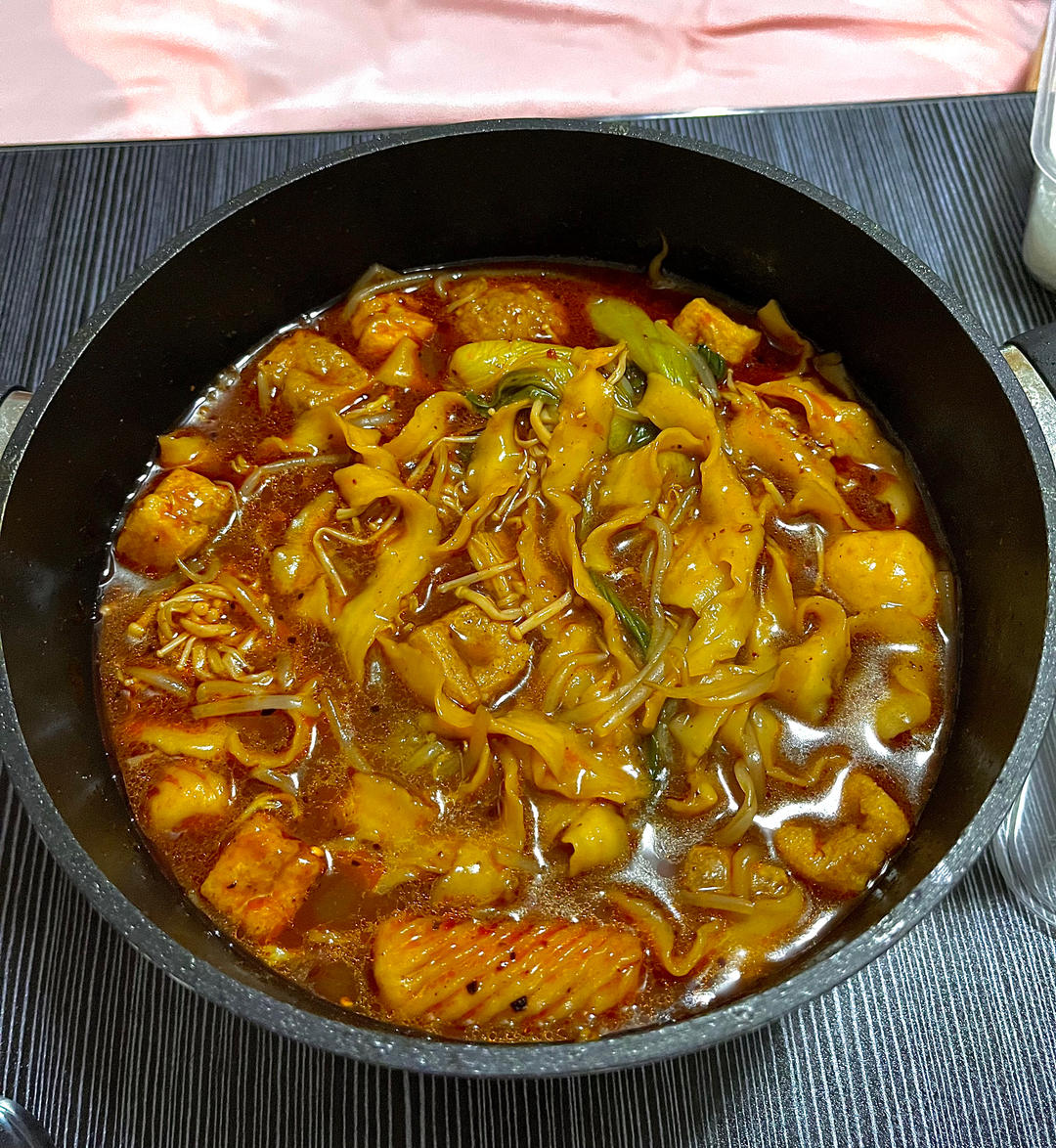 不用火锅底料也可以做的砂锅土豆粉(刀削面)