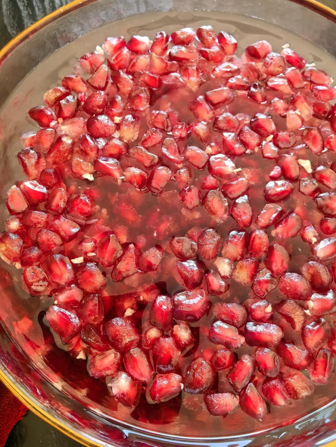 石榴煮茶的做法 步骤2