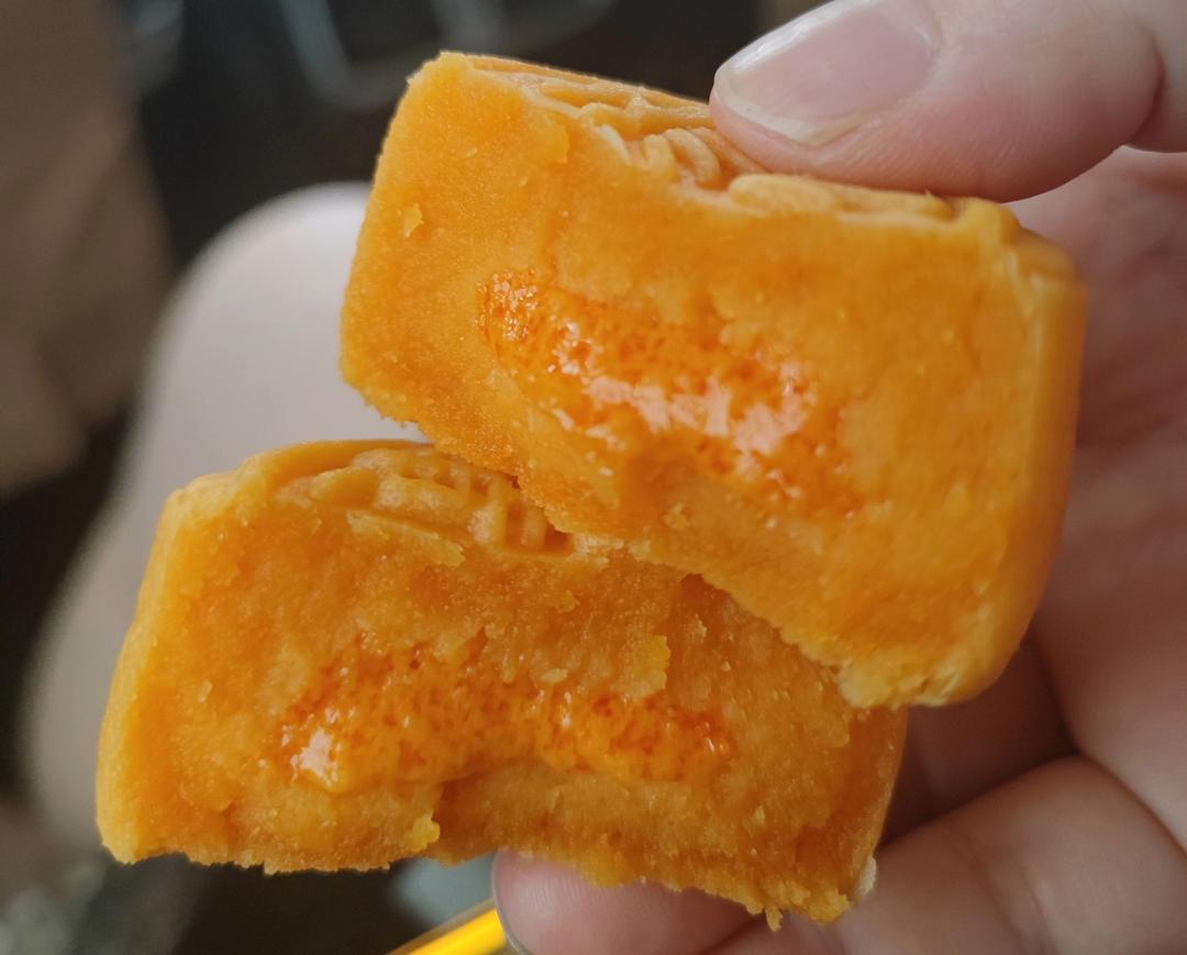 💃奶黄流心月饼——这是可以让你坐稳朋友圈厨霸位置的月饼🥮，没人点赞算我输👎