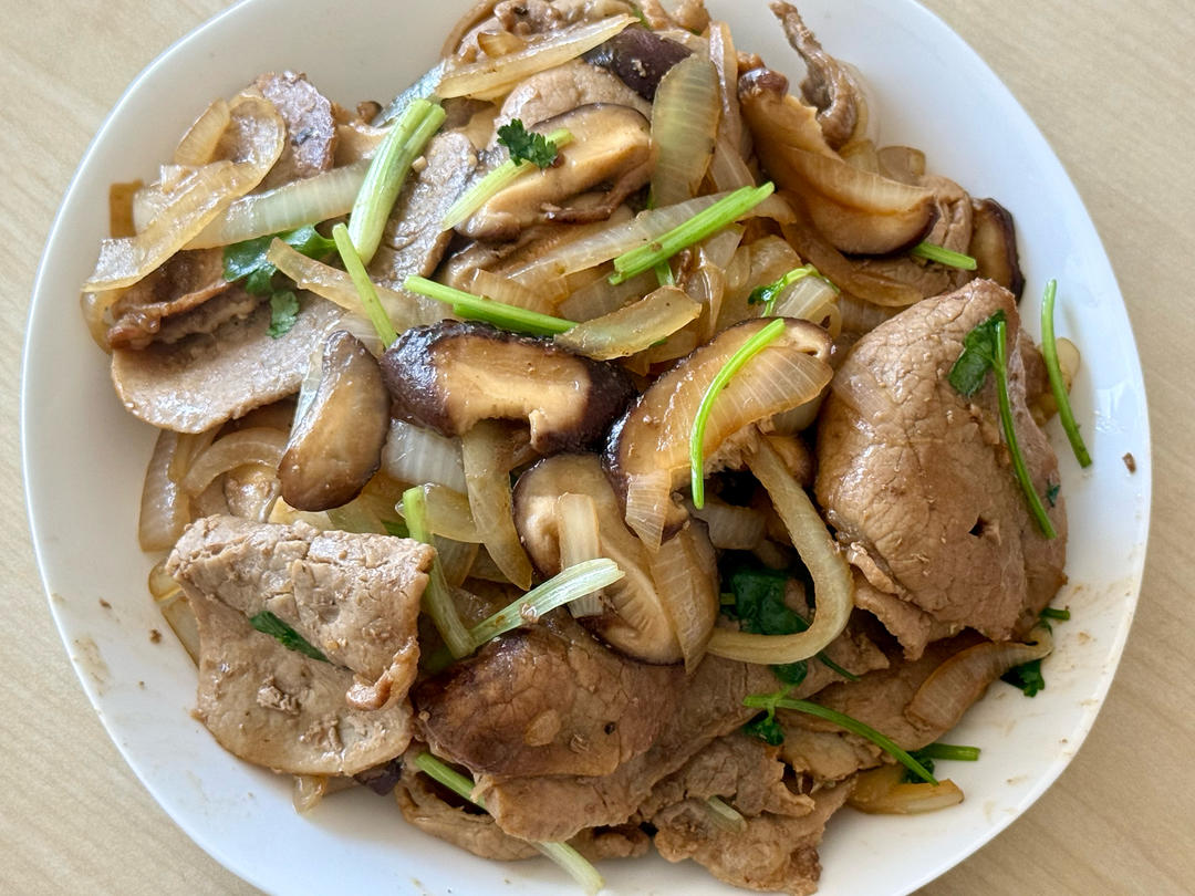 洋葱香菇炒牛肉片