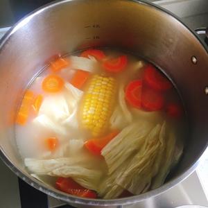 广式煲汤—玉米胡萝卜马蹄腐竹猪骨汤的做法 步骤5