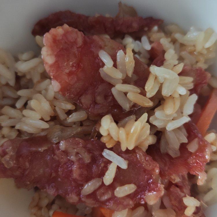 广式腊味煲仔饭