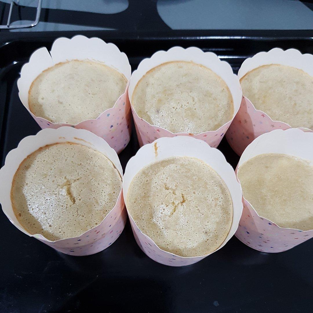 不用打蛋器的香蕉蔓越莓杯子蛋糕