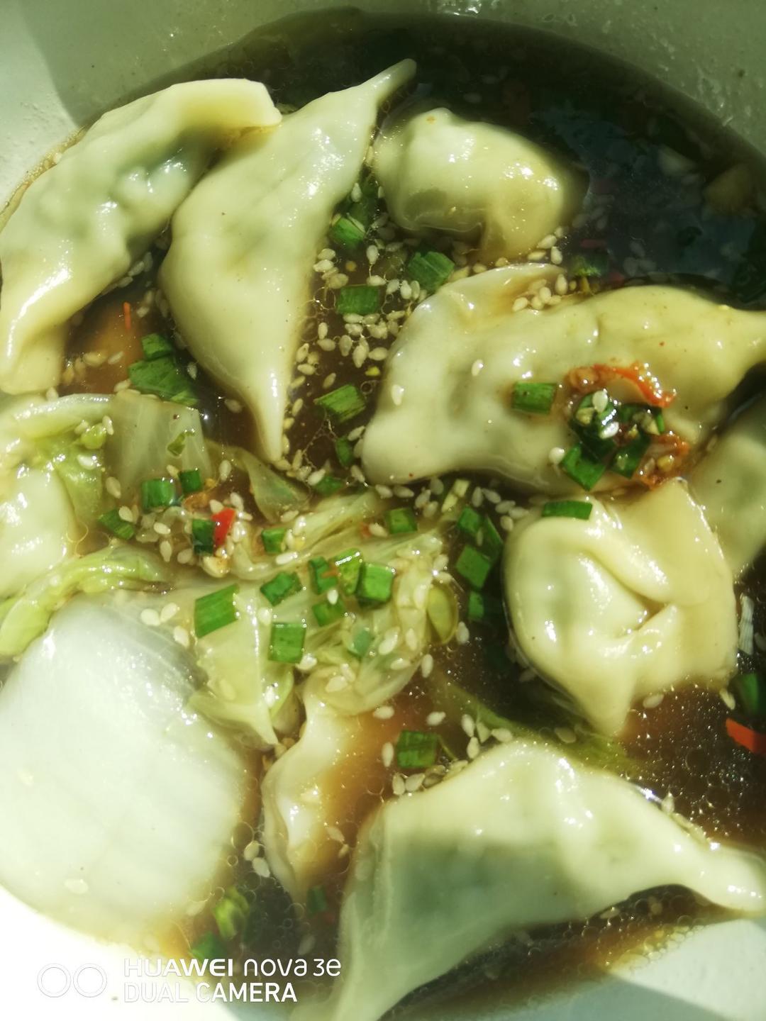 问世间情为何物，不过一碗酸汤水饺🌶