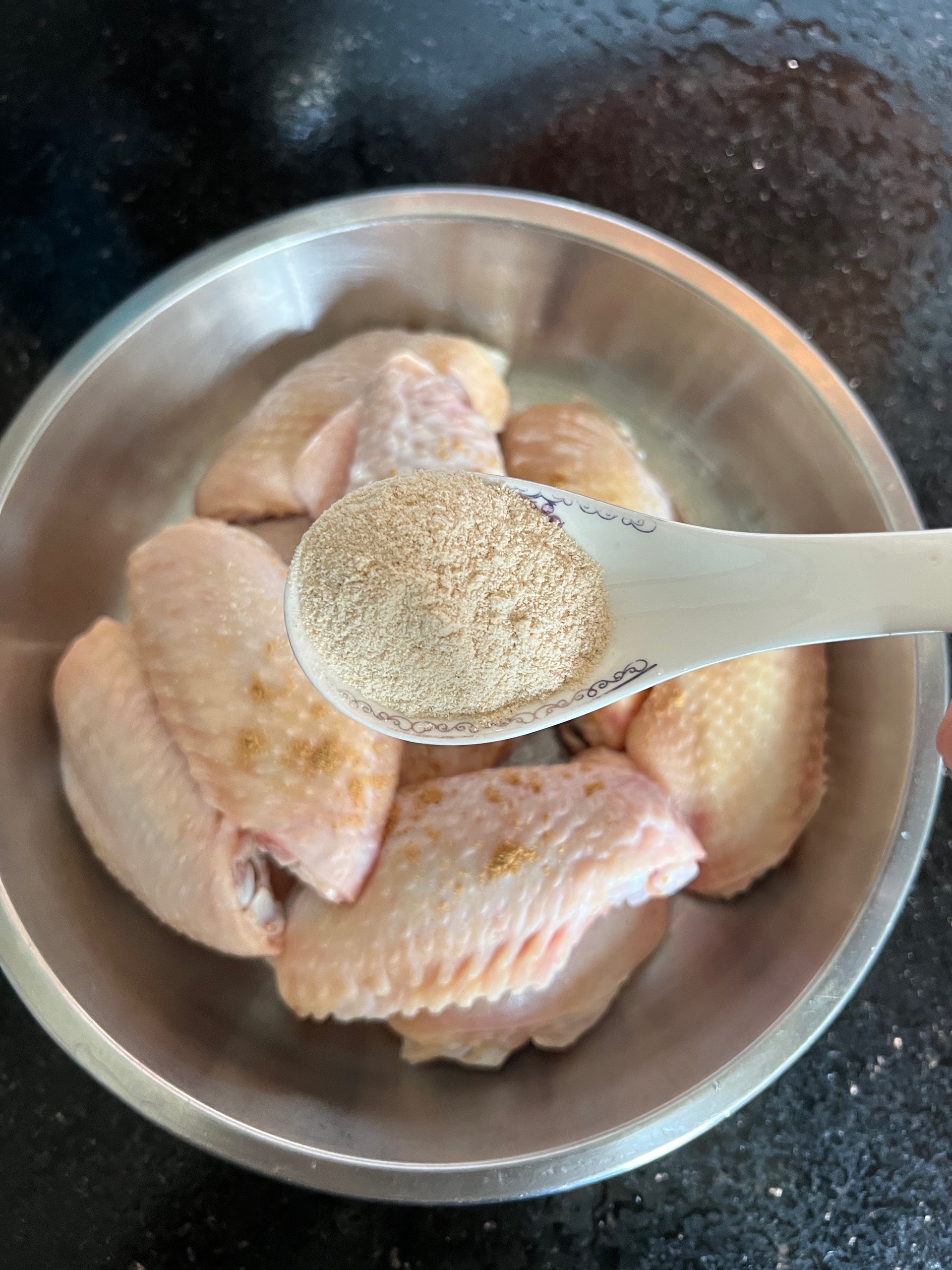 香煎盐焗鸡翅的做法 步骤2