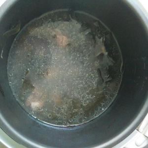 海带排骨黄豆花生汤的做法 步骤1