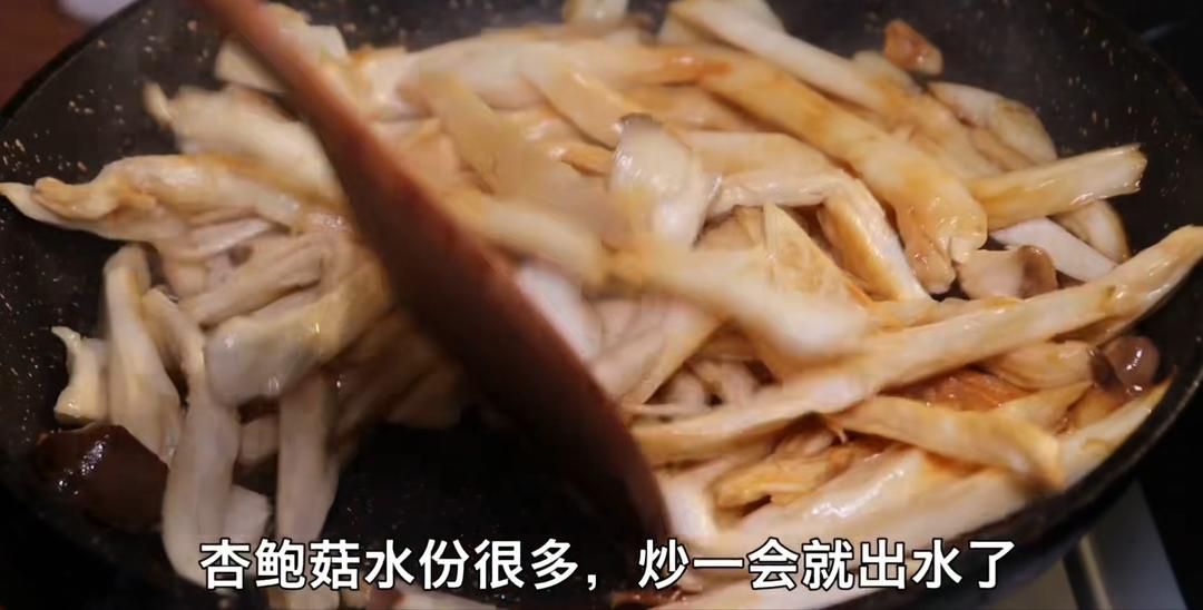 青椒杏鲍菇，比肉好吃的简单下饭菜的做法 步骤6