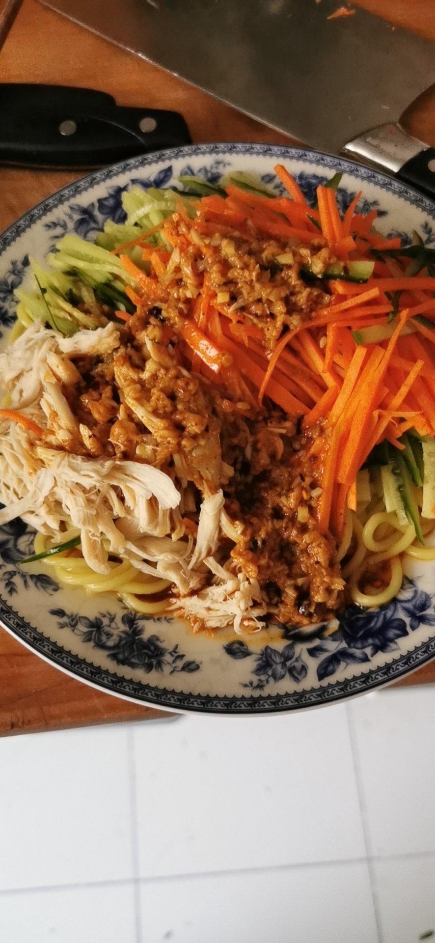厨师长教你：“鸡丝凉面”的家常做法，味道好极了，先收藏起来