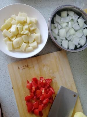 红烧土豆洋葱的做法 步骤1
