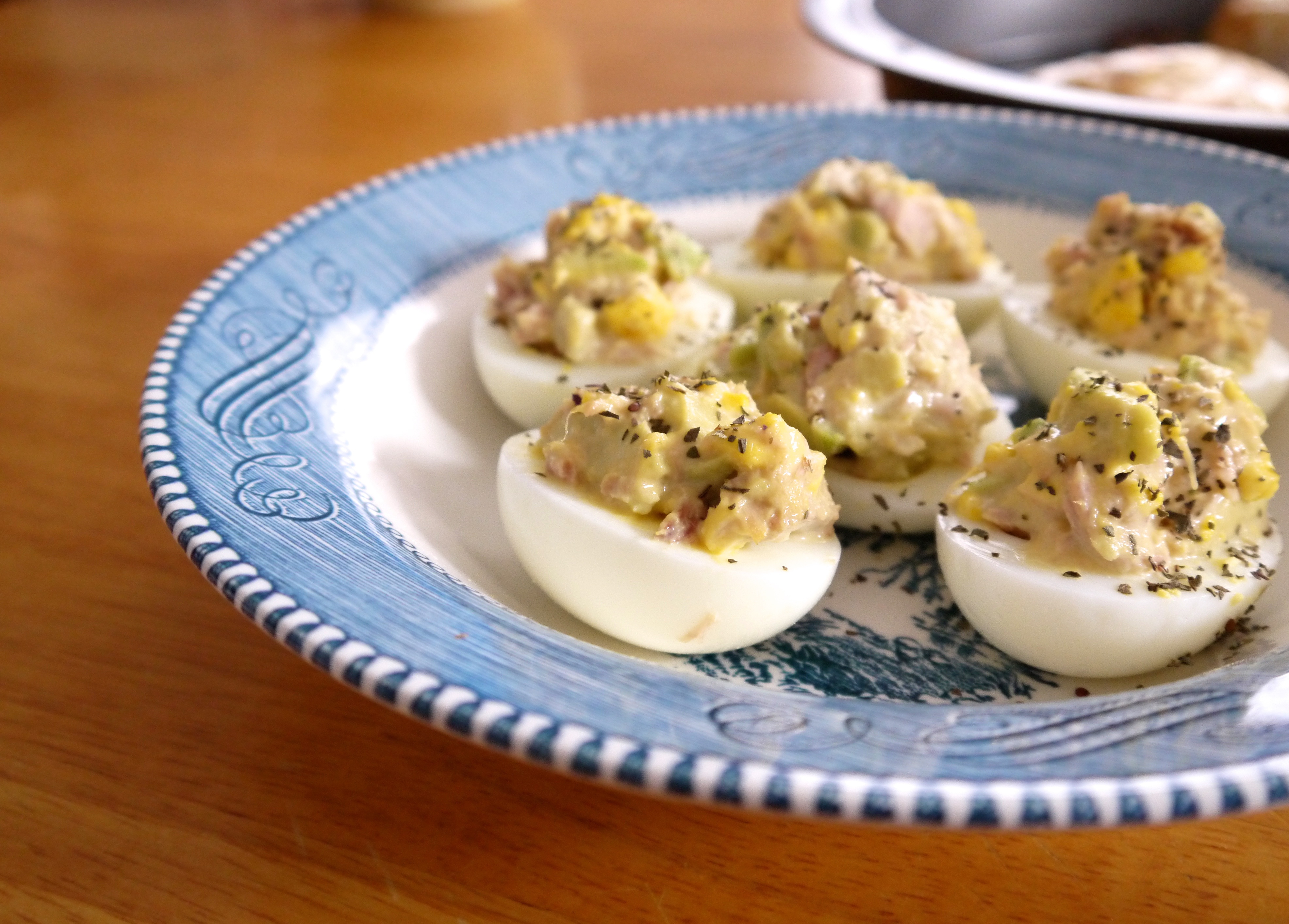 牛油果吞拿鱼鸡蛋盅