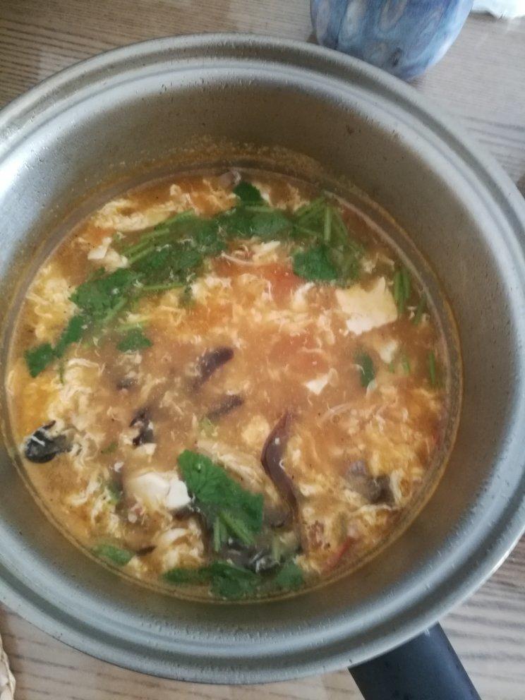 对付秋老虎，不妨多喝这酸辣汤，5元煮一大锅，清肠刮油，鲜香又营养