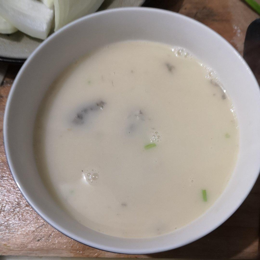 清炖鲫鱼汤 三个关键步骤让你轻松炖出汤浓味鲜色白似奶的鲫鱼汤