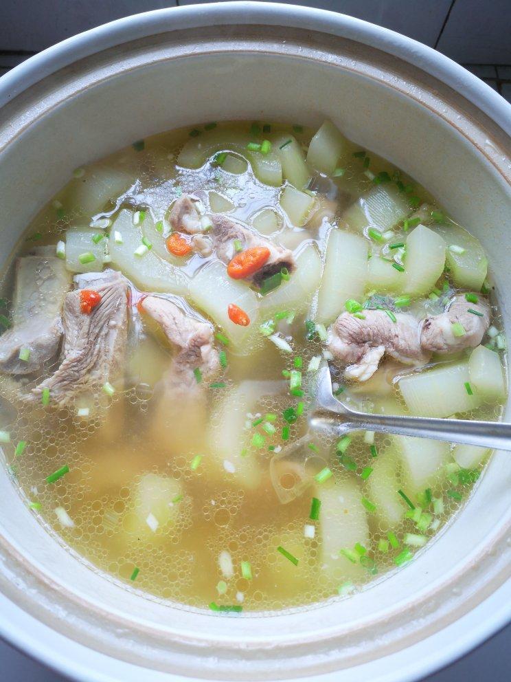 燕飞飞-2做的老黄瓜枸杞排骨汤
