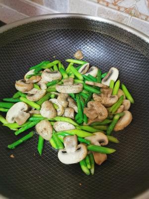 黑胡椒-芦笋炒蘑菇的做法 步骤4