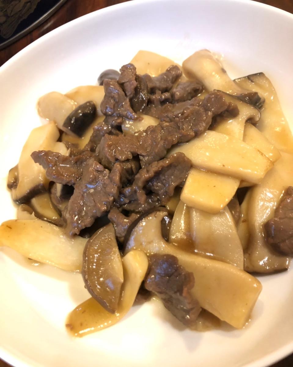 牛肉烩鸡腿菇