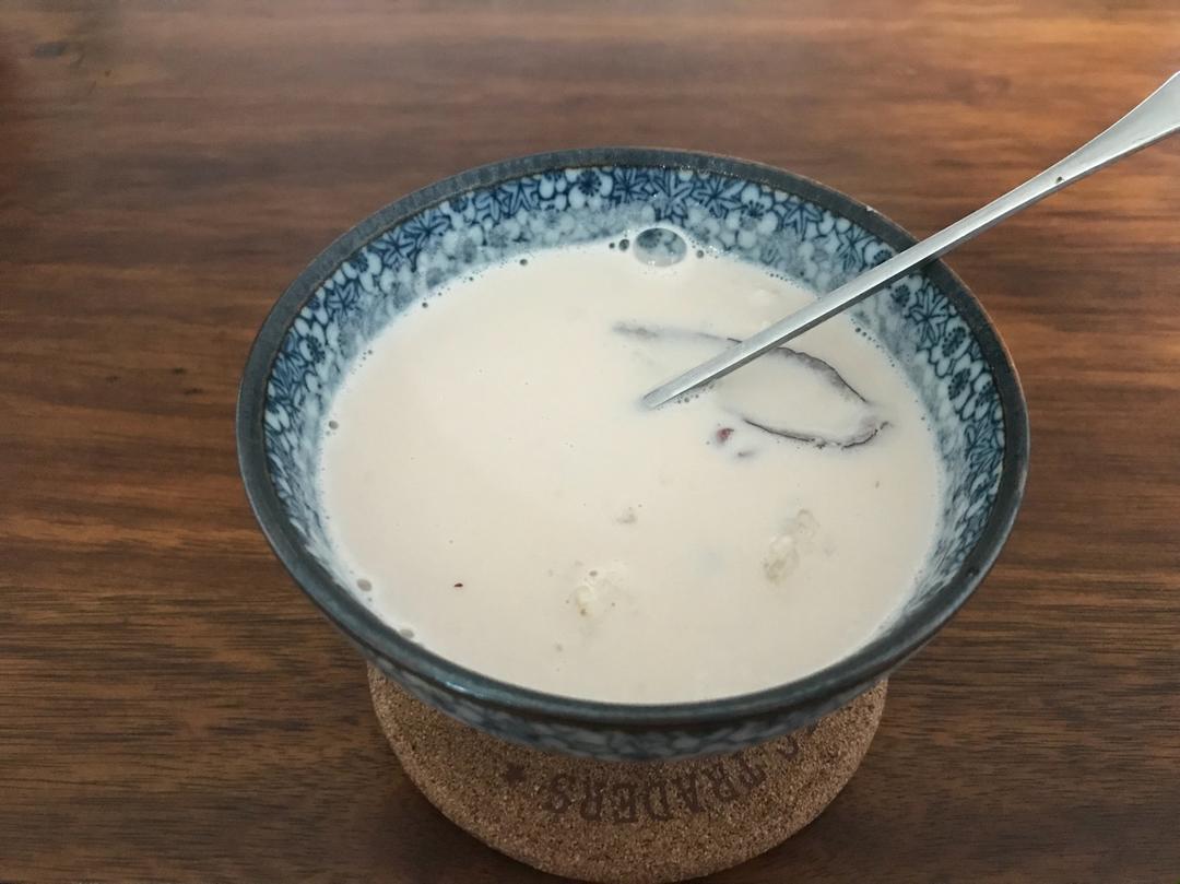 红枣红豆薏仁牛奶粥