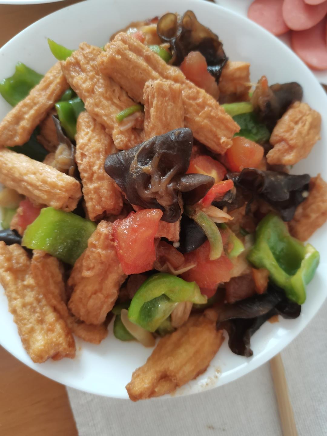 大厨分享老式红烧腐竹做法，鲜香多汁，劲道入味，比饭店的还好吃