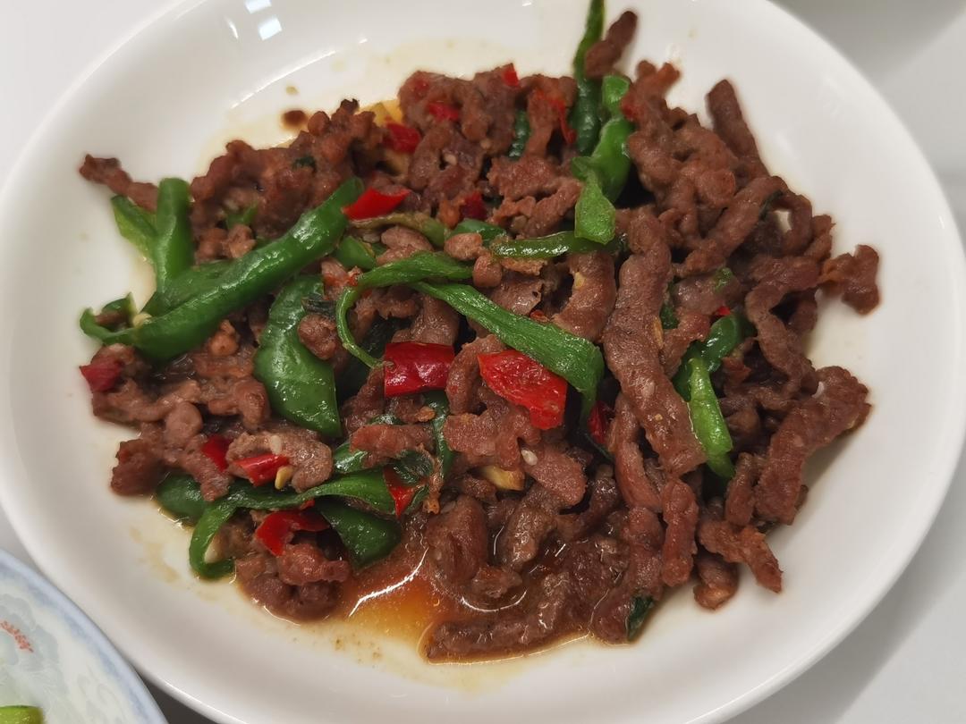 厨师长教你：“青椒牛肉丝”的家常做法，家乡的味道，先收藏了