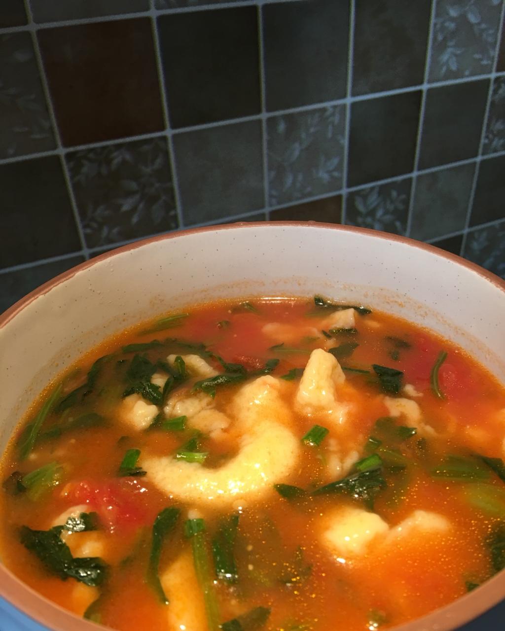 不用揉面就能吃的美味面食——西红柿小鱼面疙瘩