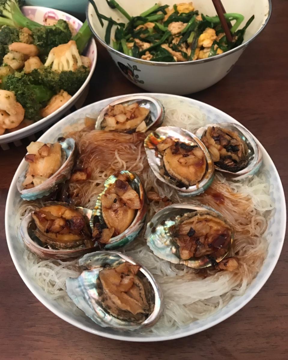 蒜蓉粉丝蒸鲍鱼