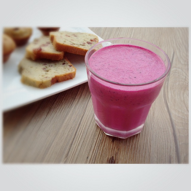 我最爱甜食做的红心火龙果牛奶