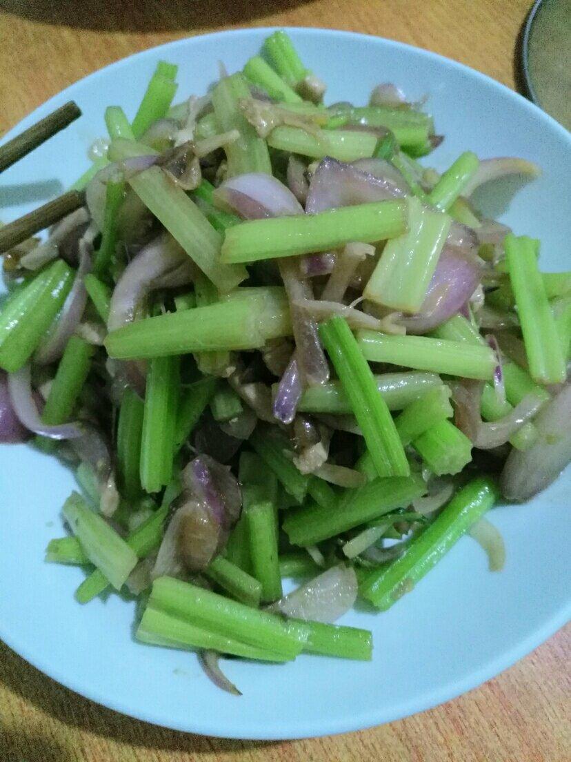 简单快手家常菜——洋葱芹菜炒肉