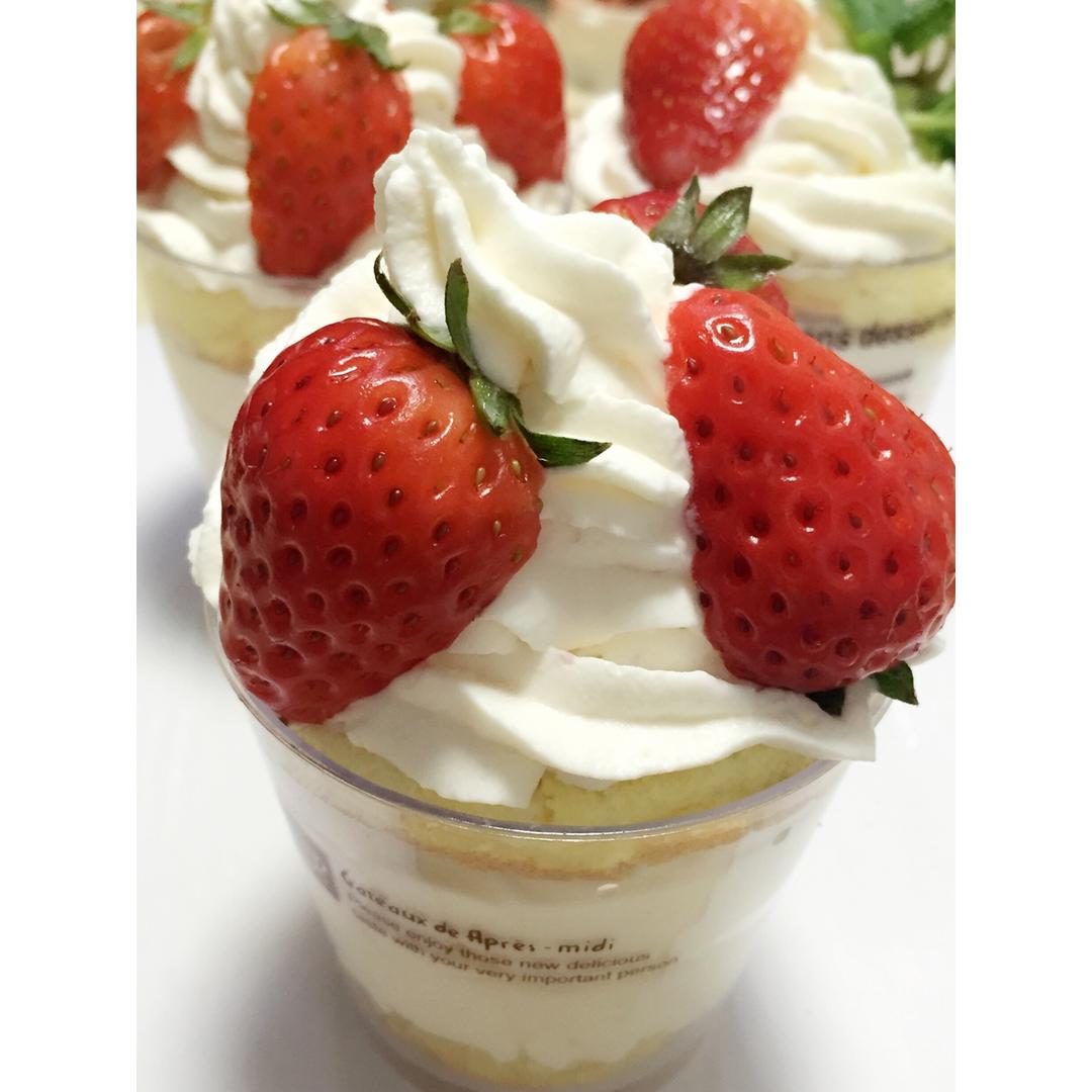 绕絷柔做的草莓鲜奶杯