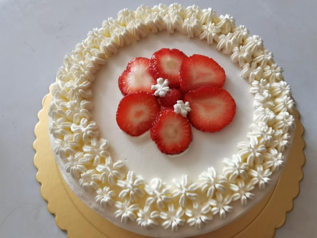 “送你一朵小红花”奶油蛋糕（8寸戚风蛋糕）