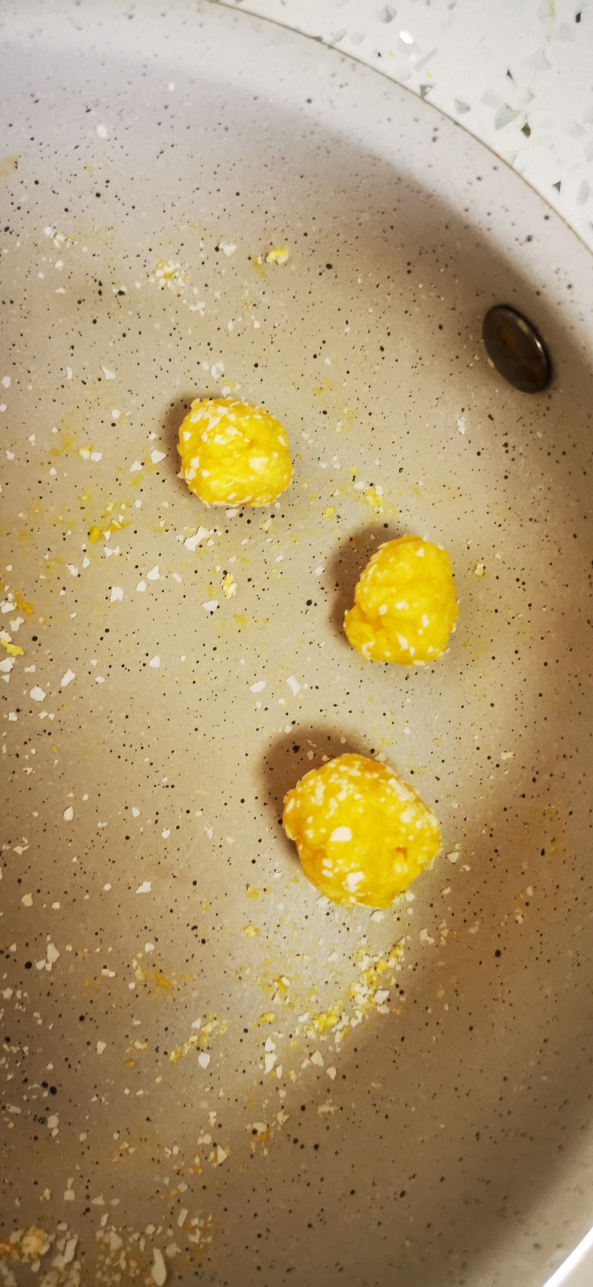 蛋黄米粉球