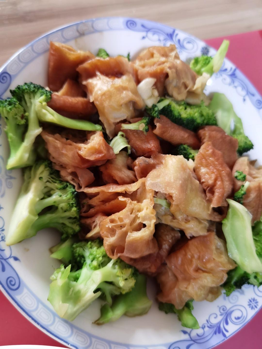 西兰花炒油条