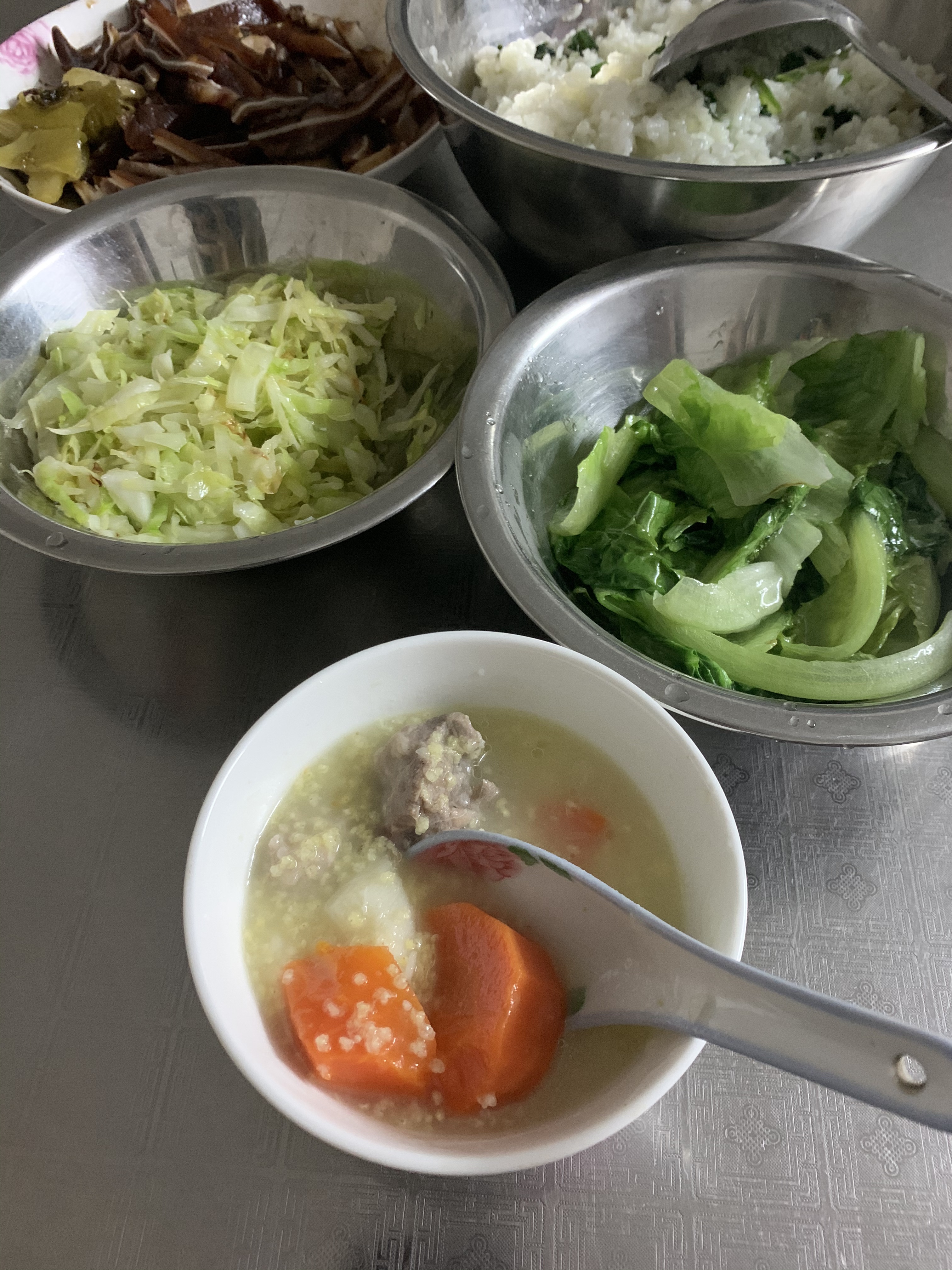 潮式晚餐 -芥蓝炒饭 卤味猪耳素菜 山药胡萝卜🥕小米粥的做法
