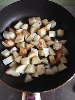 【骨油特制】铜锅土豆火腿焖饭的做法 步骤2