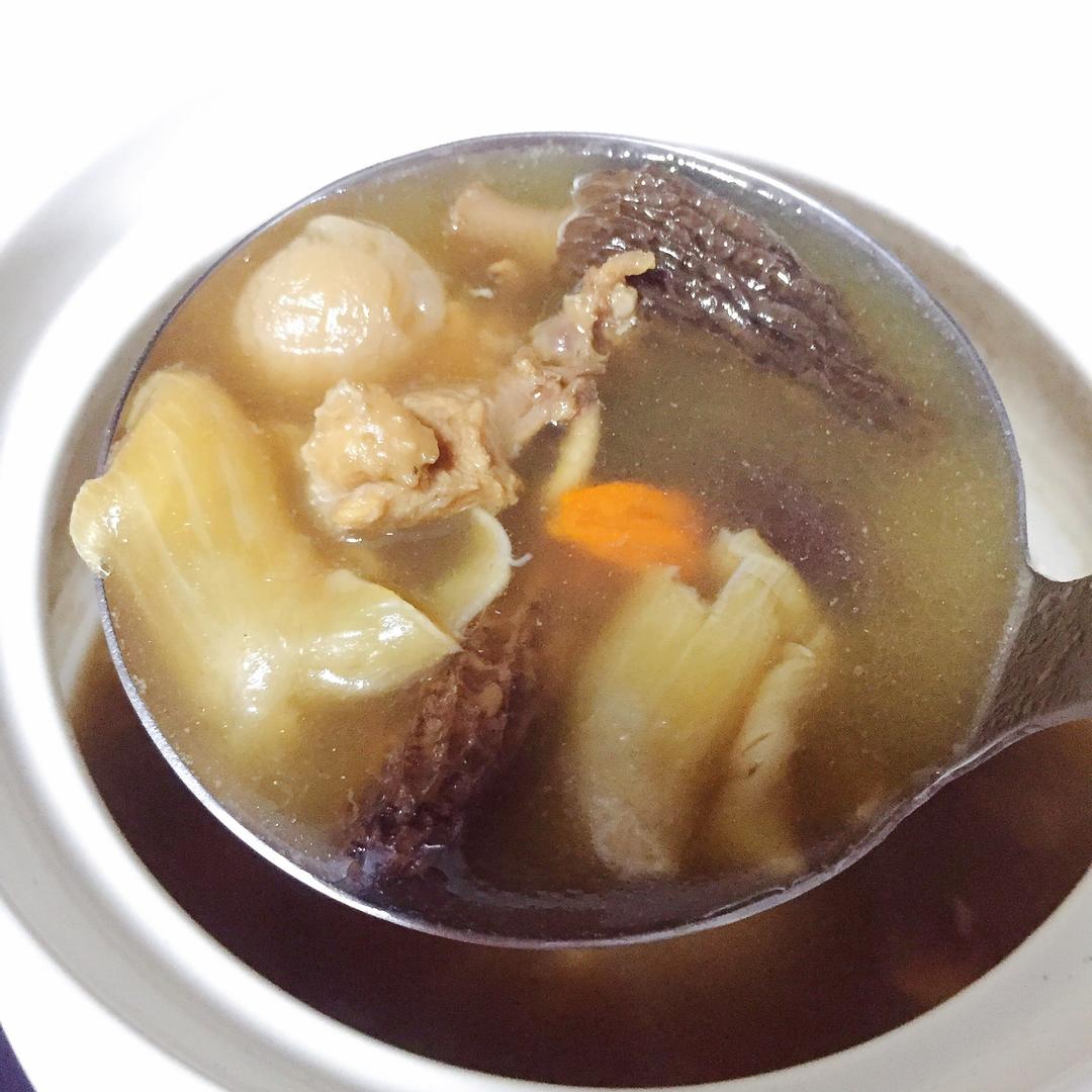 花胶羊肚菌炖鸡汤的做法