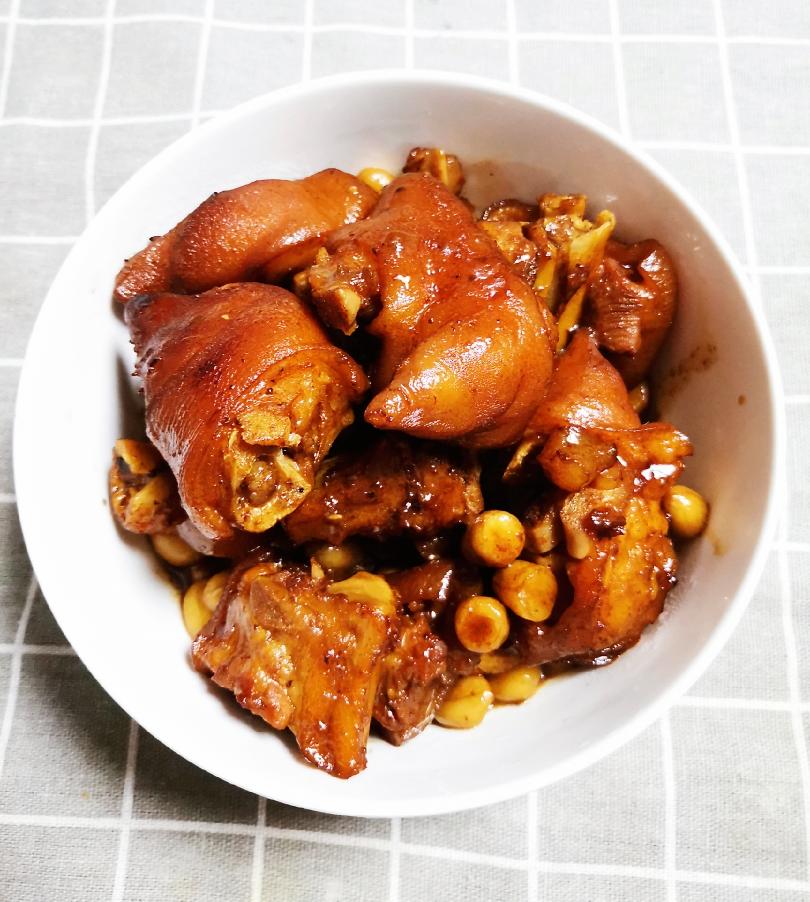 花生米焖猪脚的做法