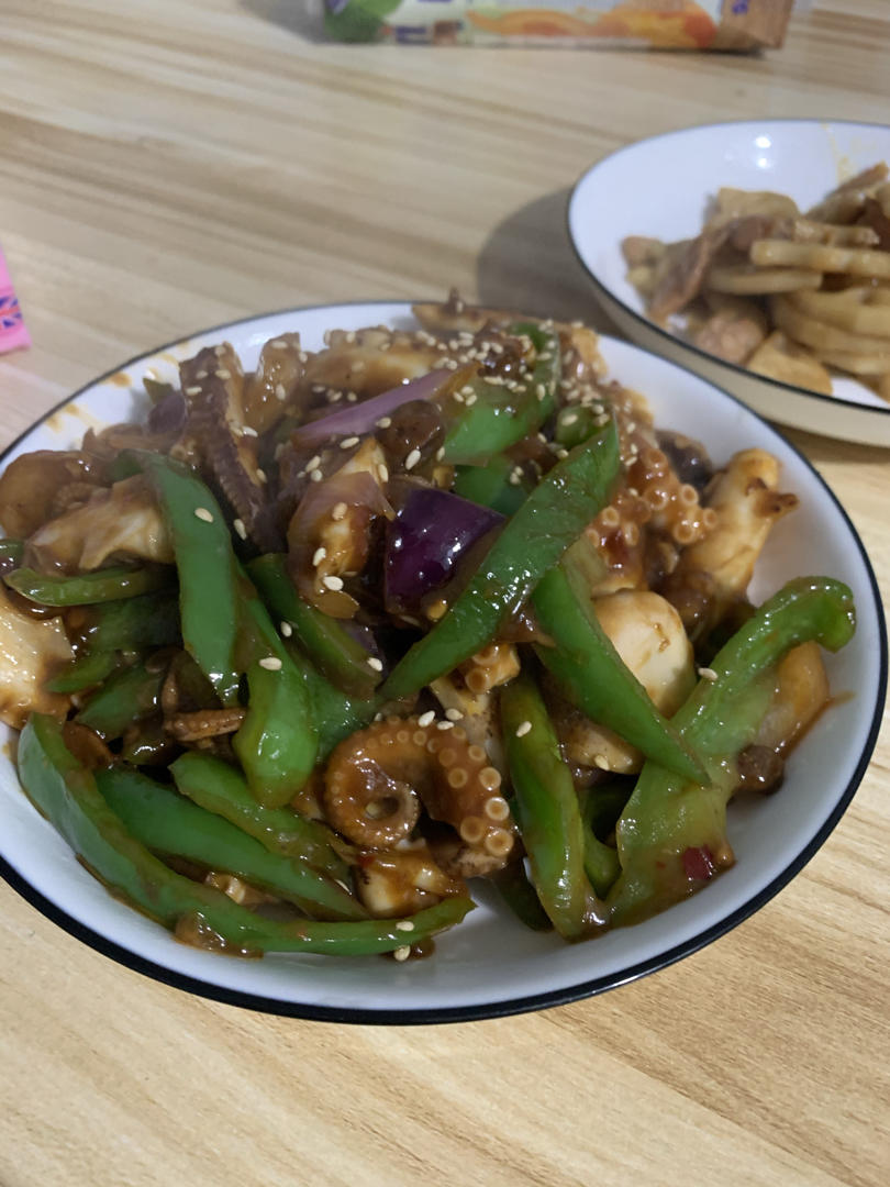 一颗肉肉肉肉丸做的好吃到舔盘的爆炒鱿鱼须下饭的家常菜