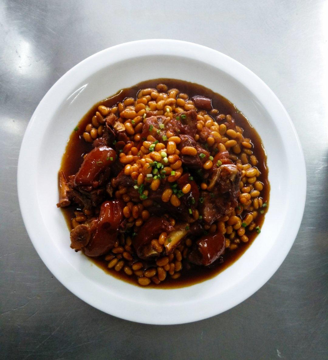 红烧猪蹄焖黄豆