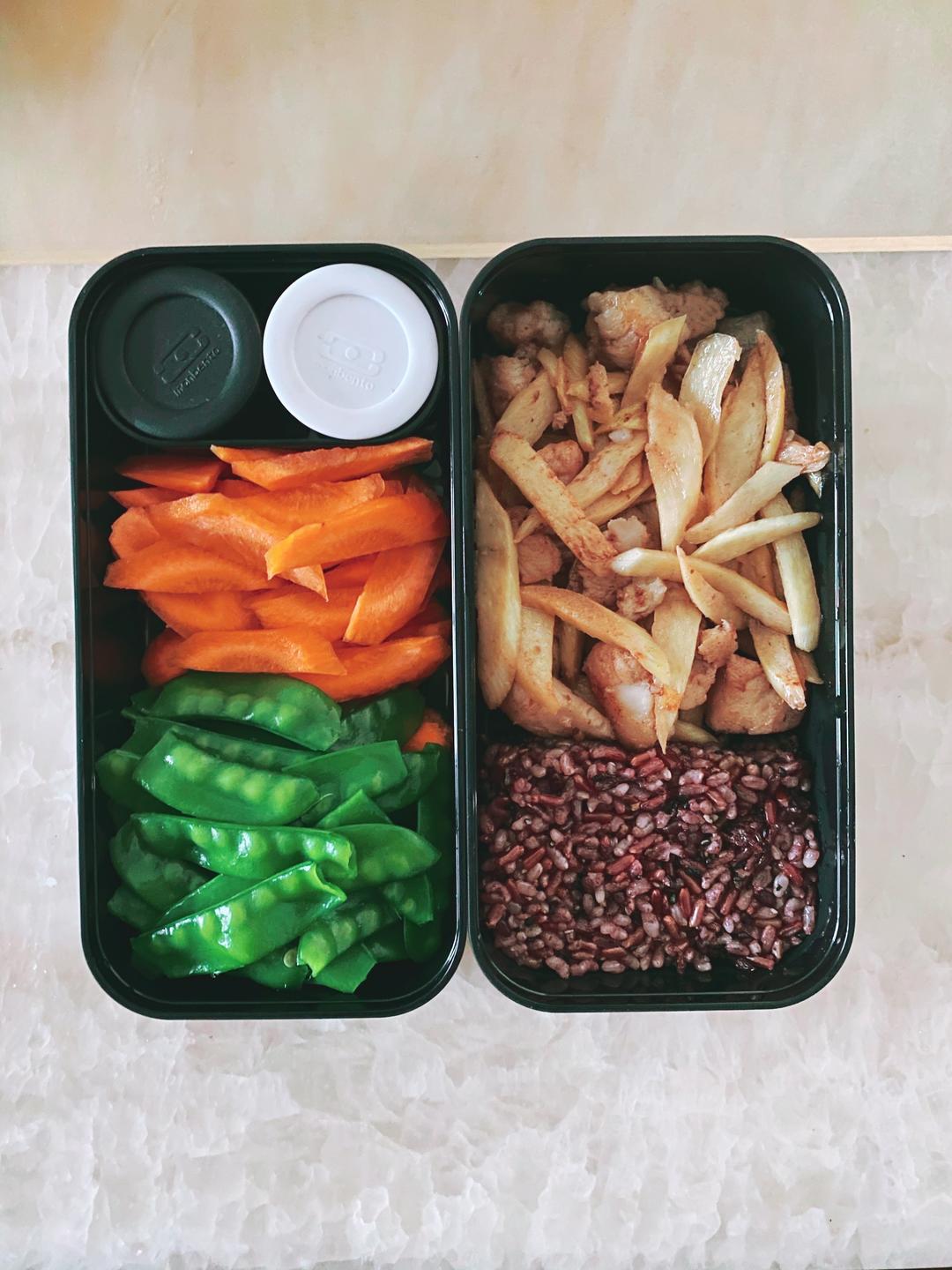 减脂便当|糙米饭☆龙利鱼炒茭白☆胡萝卜☆水煮荷兰豆