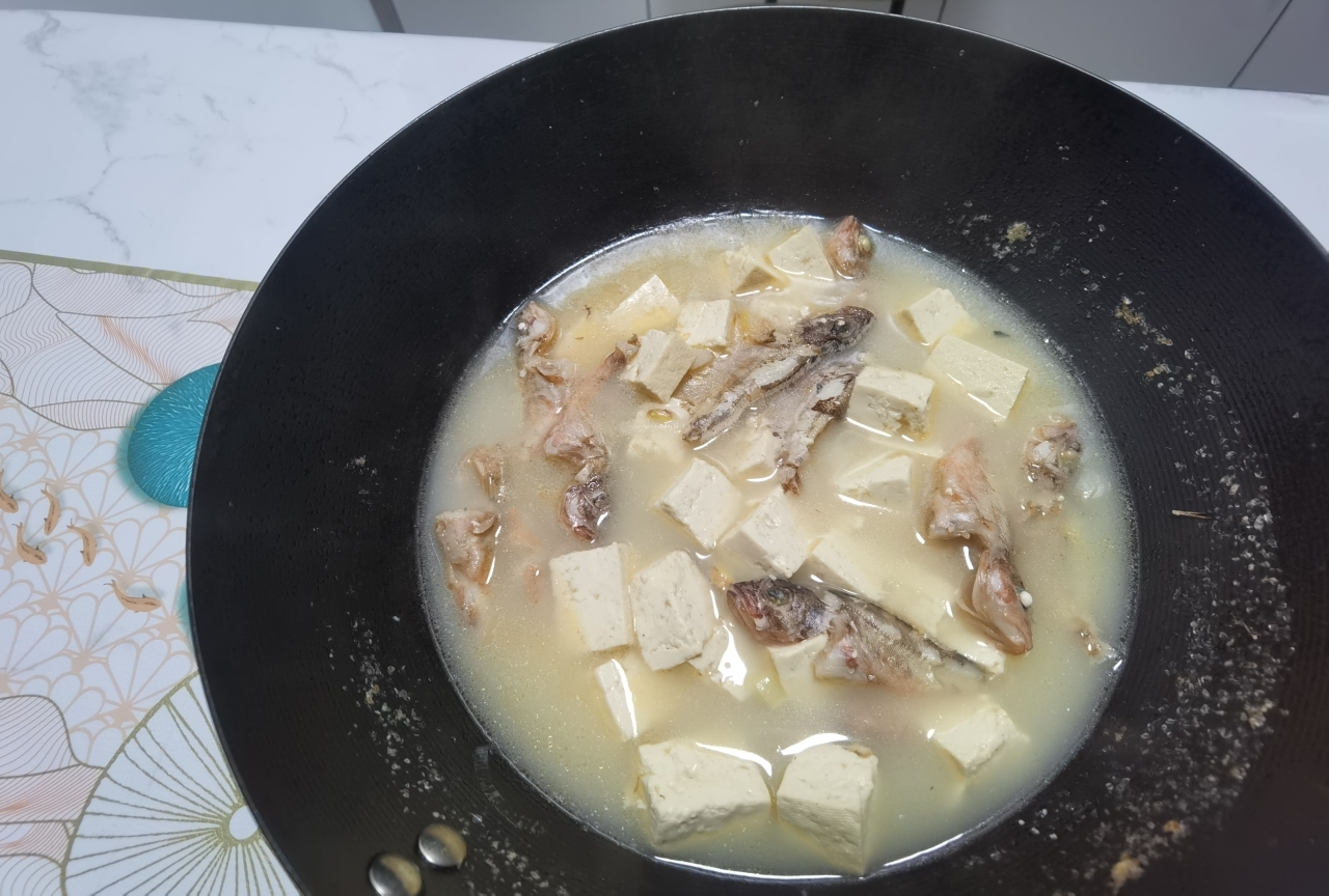 小红斑（石翁鱼）豆腐汤