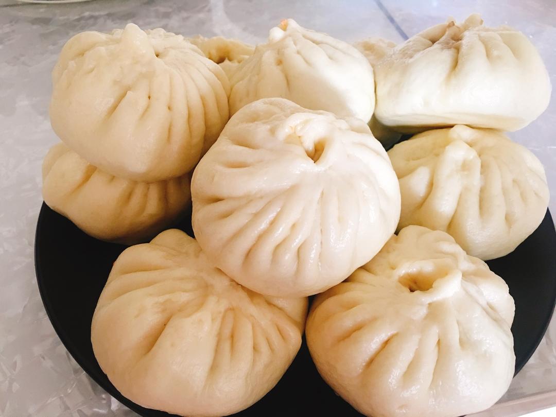 松软多汁的肉包子