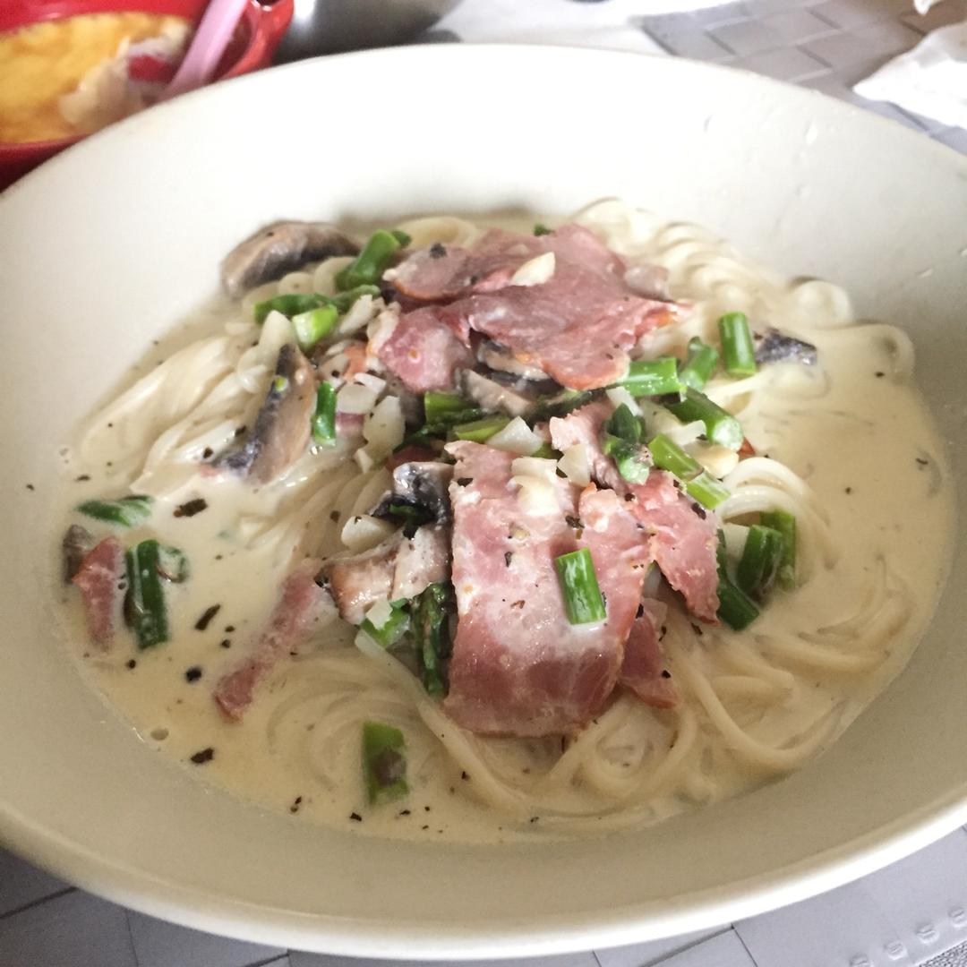 白蘑菇奶油培根意面