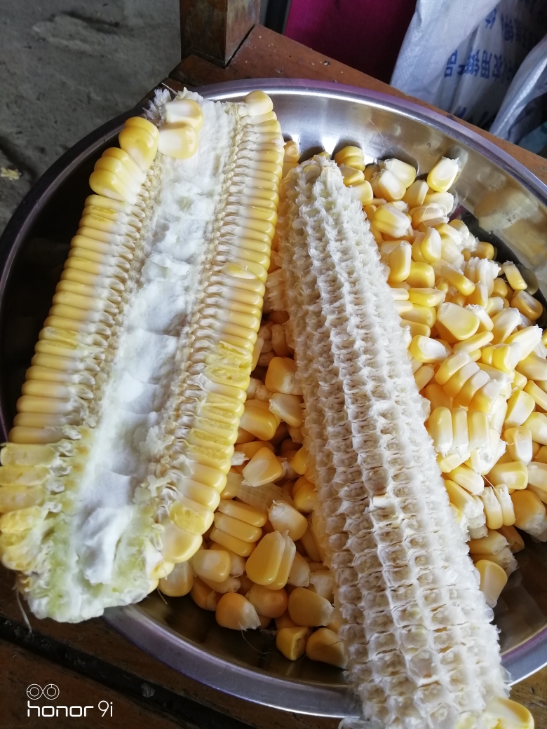 快速剥玉米的做法 步骤1