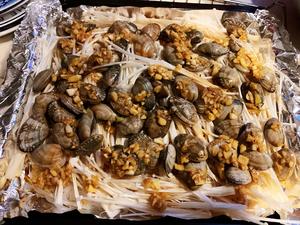 金针菇粉丝烤花蛤的做法 步骤3