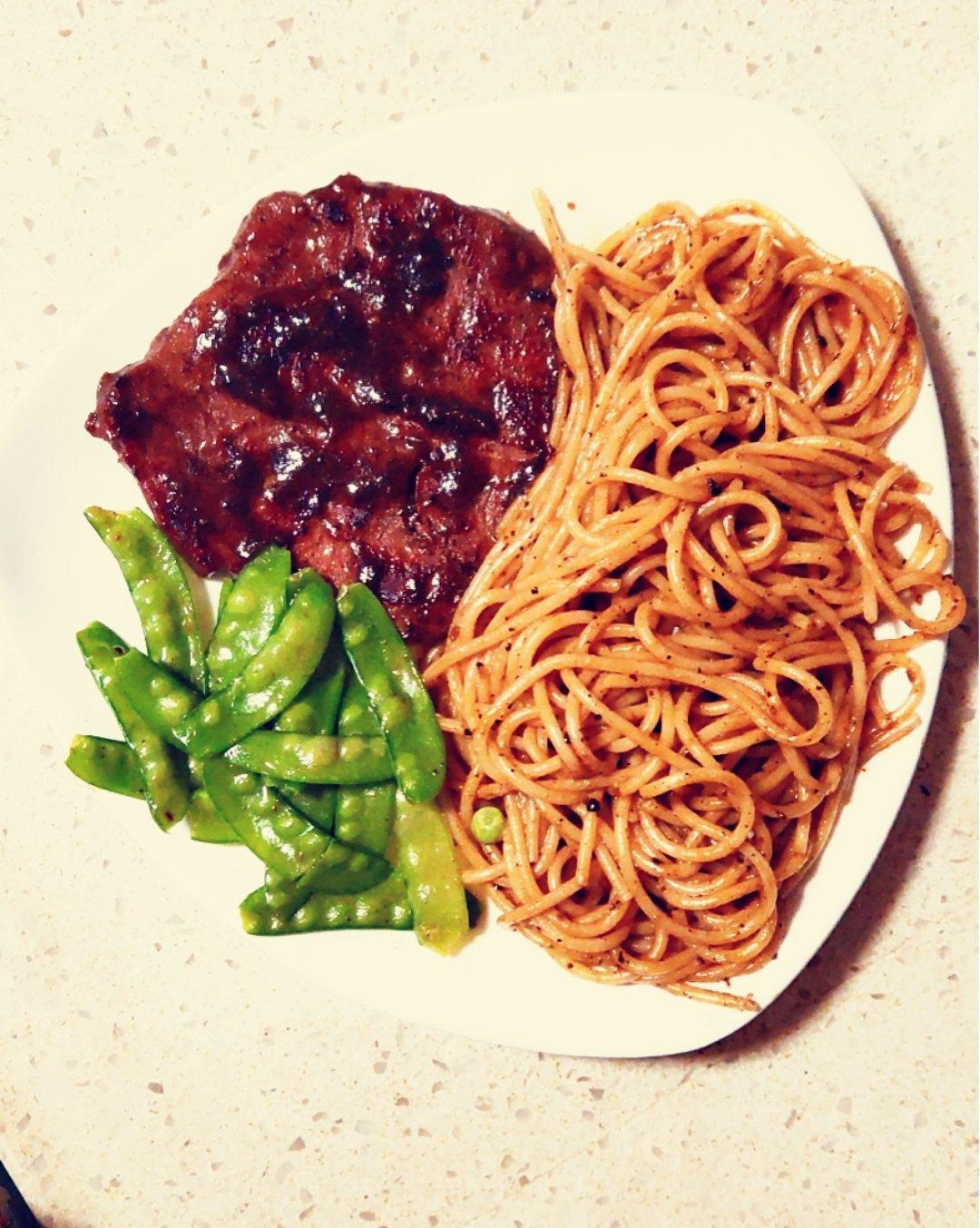 喜欢美食diy的眼镜做的黑椒牛排意面