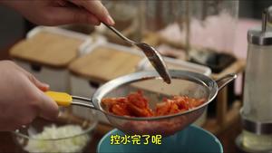 韩国大厨教你做正宗的辣白菜炒饭的做法 步骤3