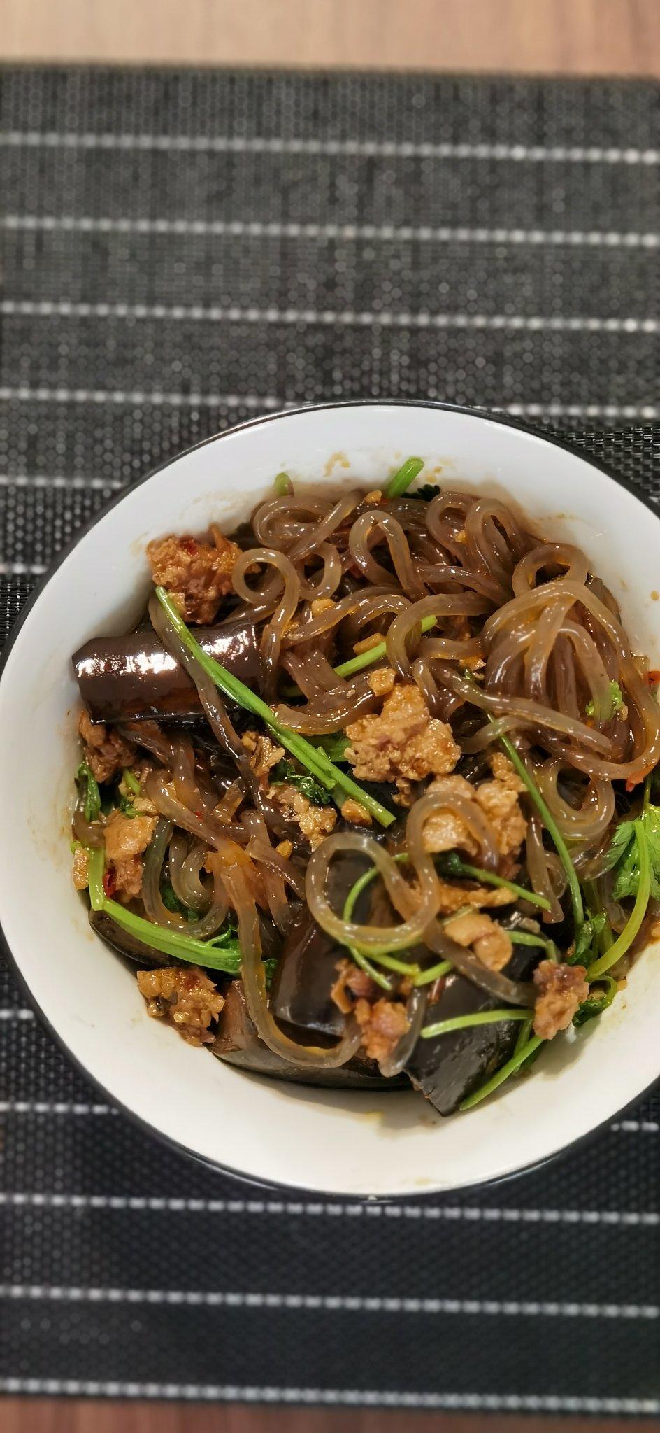 超香下饭的肉沫茄子粉丝煲哟！