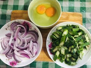 上班族的健康食谱-洋葱秋葵炒鸡蛋的做法 步骤1