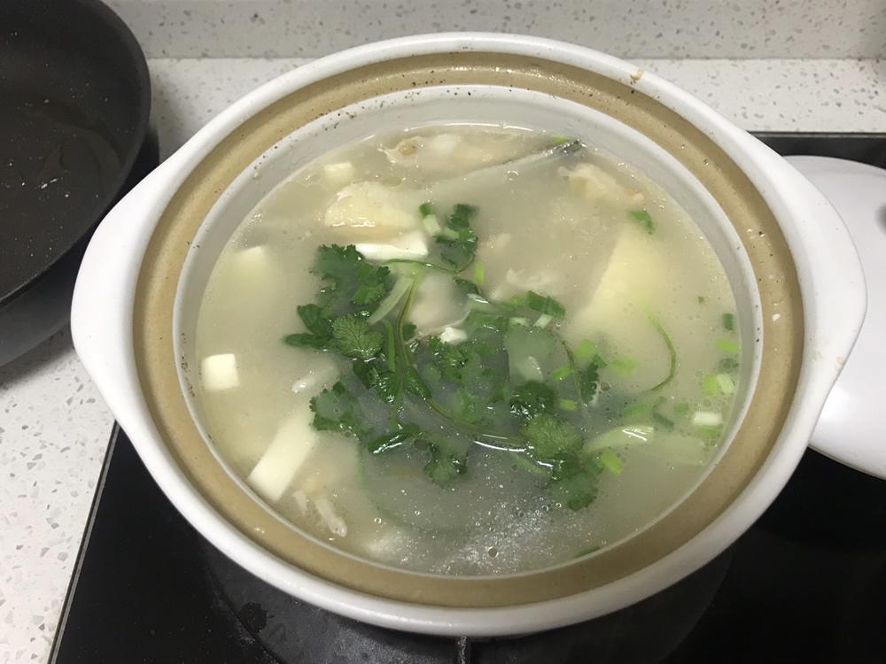 用厨房用纸吸干鱼鳍表面的水份锅内放橄榄油煎至两面金黄大火将纯